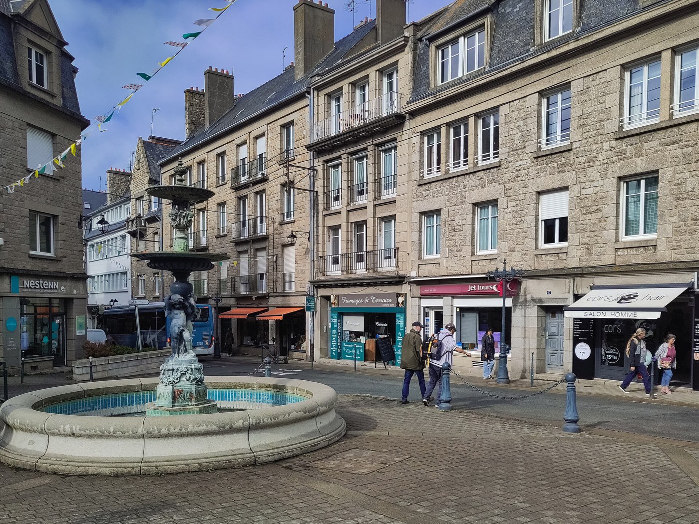 Place du Maréchal Leclerc et rue Ville-Pépin, le cœur commerçant de Saint-Servan